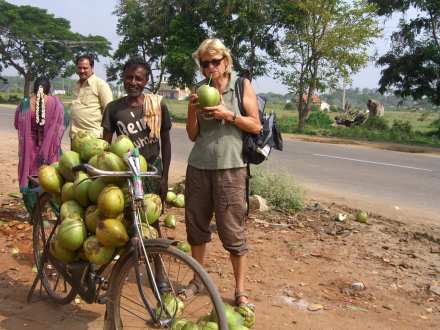 Erfrischung am Straßenrand: Kokosnuss