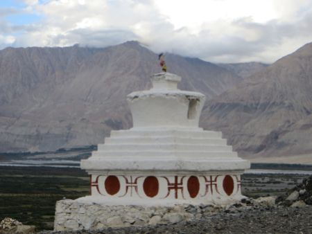 Stupas haben im Buddhismus eine zentrale religiöse Bedeutung